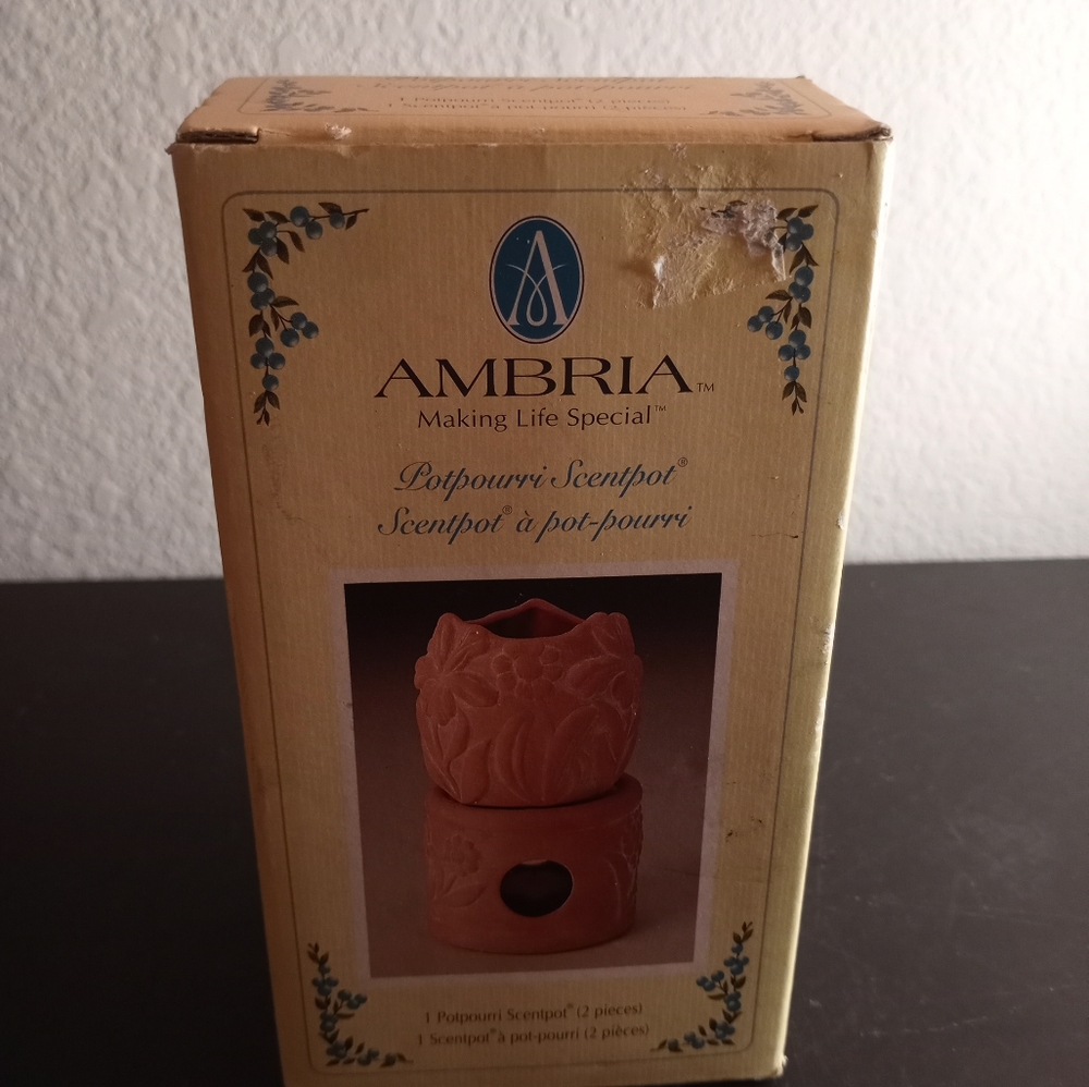 NIB Ambria 6" Potpouri Ceramic Scentpot.